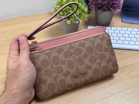 Coach outlet 雙層大手拿夾 花瓣色 Fashion